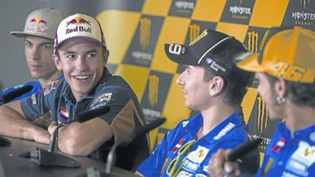 Márquez y Rossi bromean, junto a Lorenzo y Viñales (al fondo de la mesa), ayer.