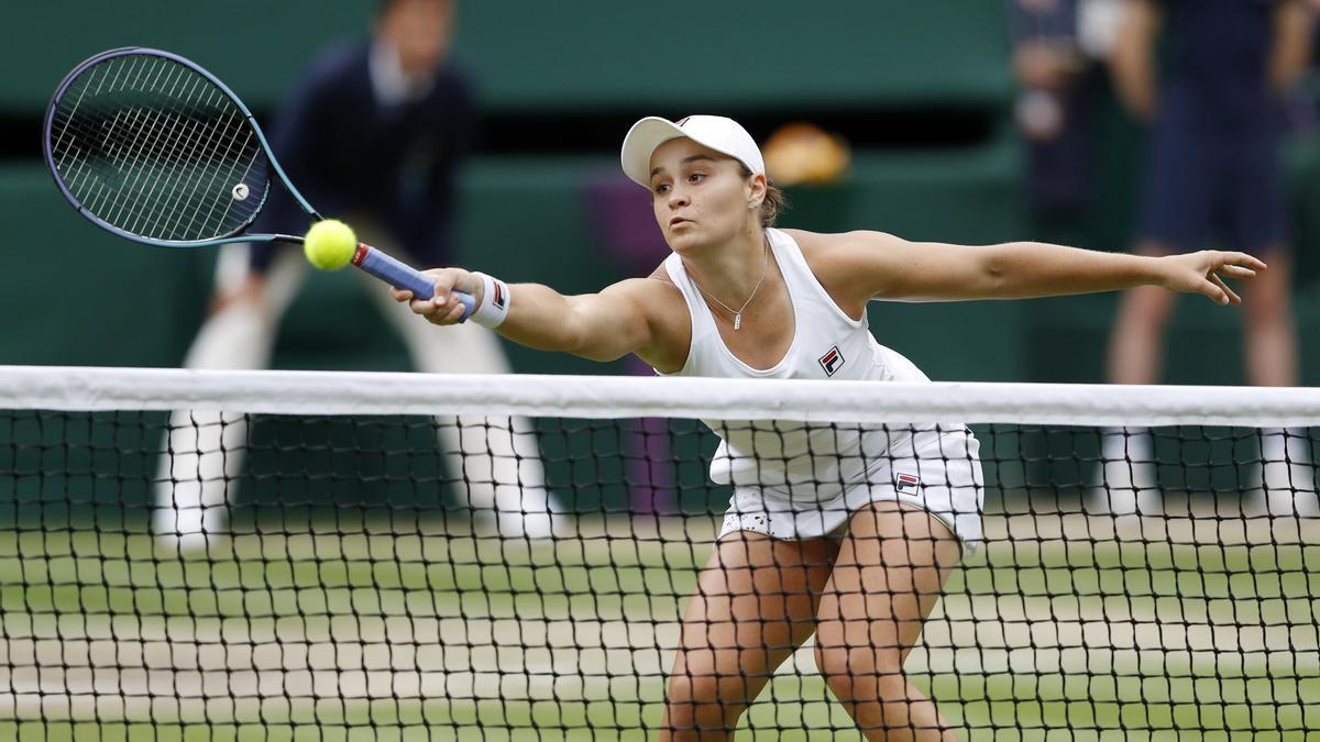 Ashleigh Barty resta una bola ante Karolina Pliskova en la final de Wimbledon.