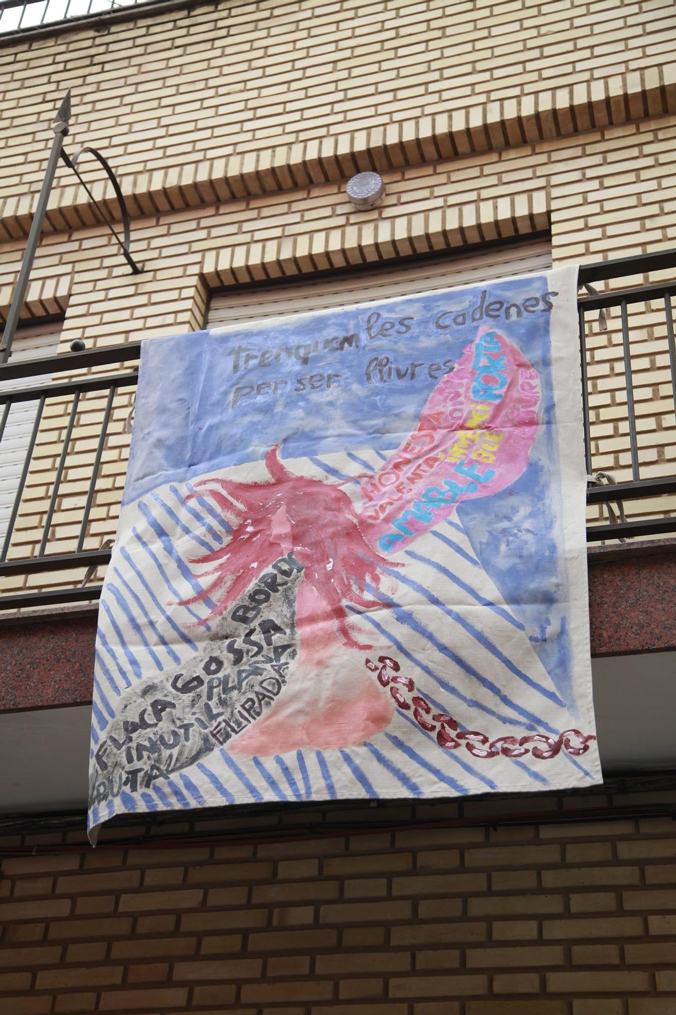 El feminismo   se reivindica   en los balcones   de Picanya