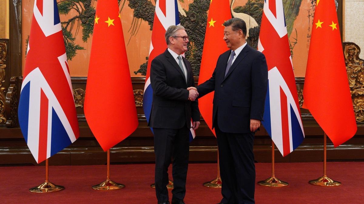 El primer ministre britànic, Keir Starmer, saluda al president xinès, Xi Jinping, aquest dijous durant la seva trobada a Pequín.