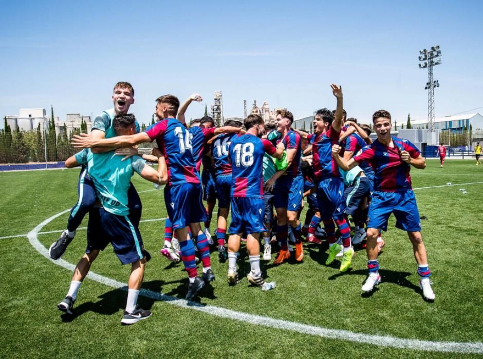 La celebración del Juvenil A del Levante UD tras ser campeones de liga ...