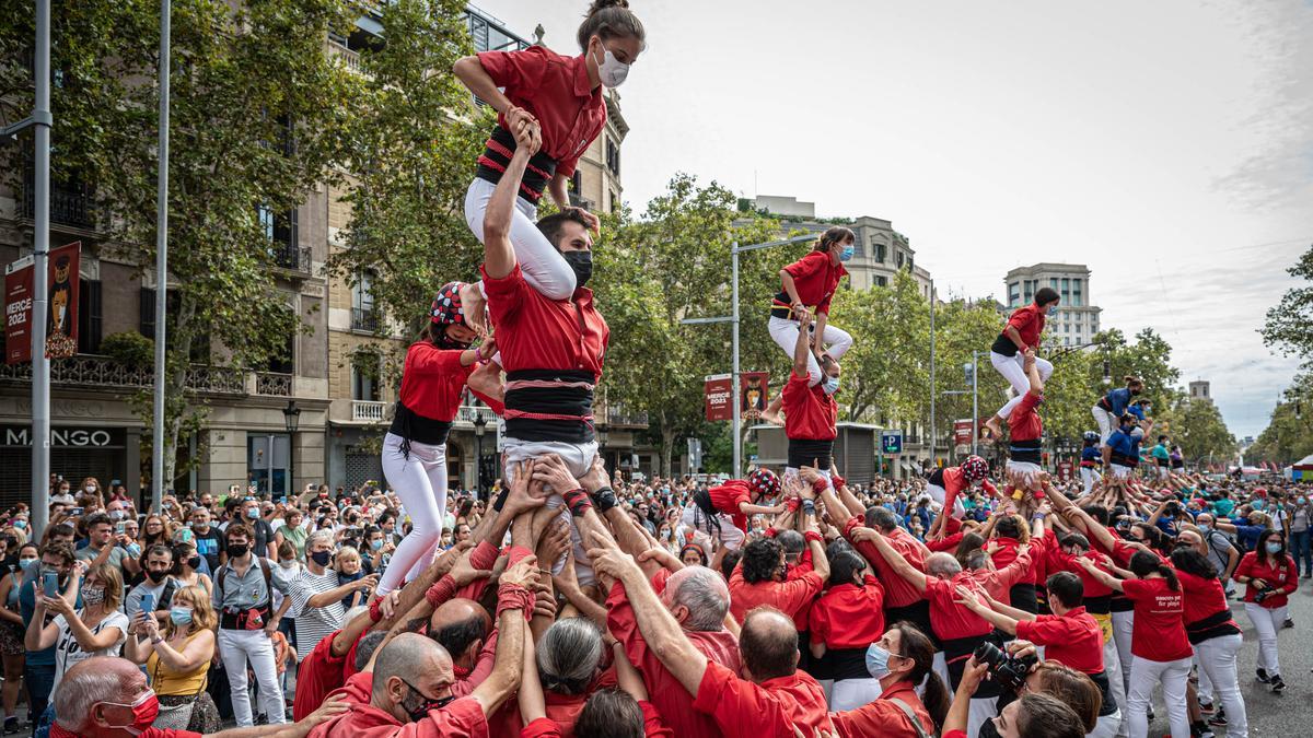 Un pilar se levanta en el paseo de Gràcia, en la jornada de cultura popular de la Mercè.