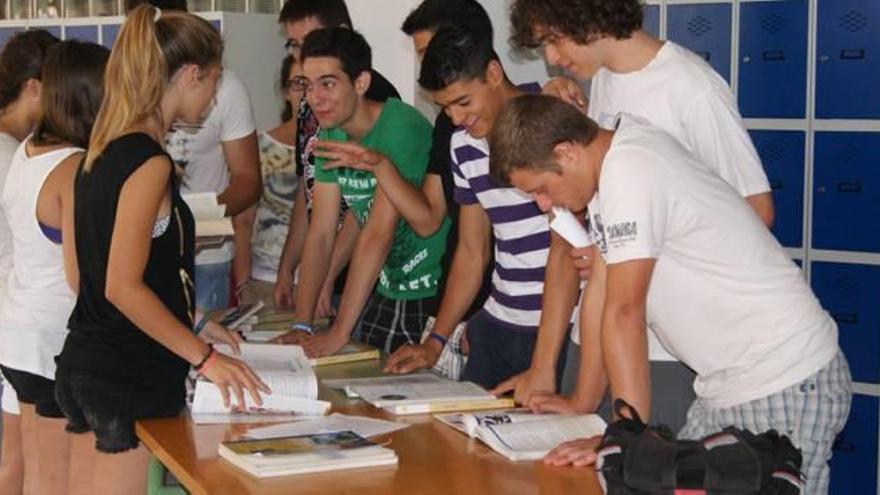 Algunos institutos, como el de Benicàssim, ya intercambian libros de texto de los alumnos.