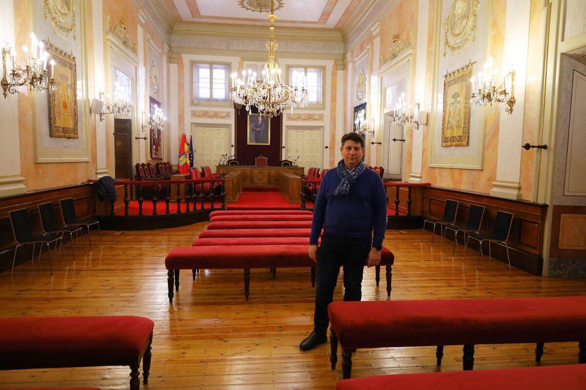 Vicente Pérez, concejal de Patrimonio Histórico en el Ayuntamiento de Alcalá de Henares, en el Salón de Plenos