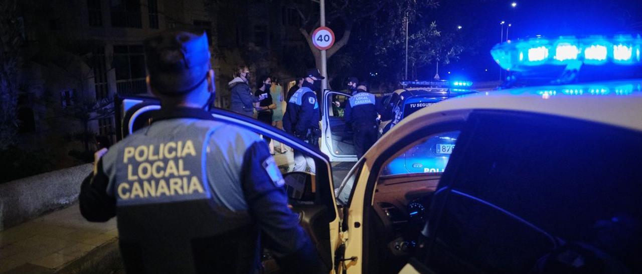 Agentes de la Policía Local de Santa Cruz durante una intervención por una fiesta ilegal.