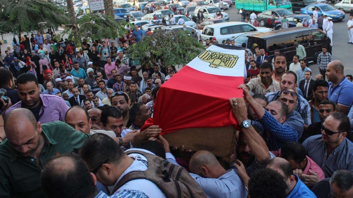 Funeral por un capitán de policía fallecido en el enfrentamiento armado, a 15 kilómetros de El Cairo, el 21 de octubre.