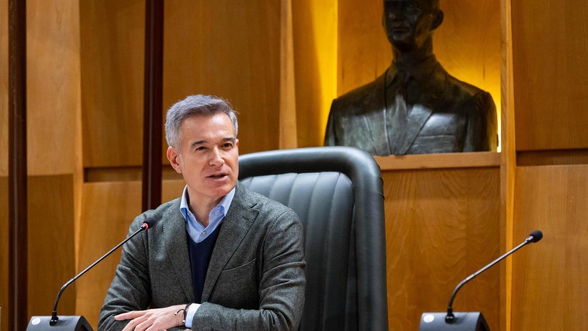 El concejal de Urbanismo, Víctor Serrano, este lunes en el Ayuntamiento de Zaragoza.
