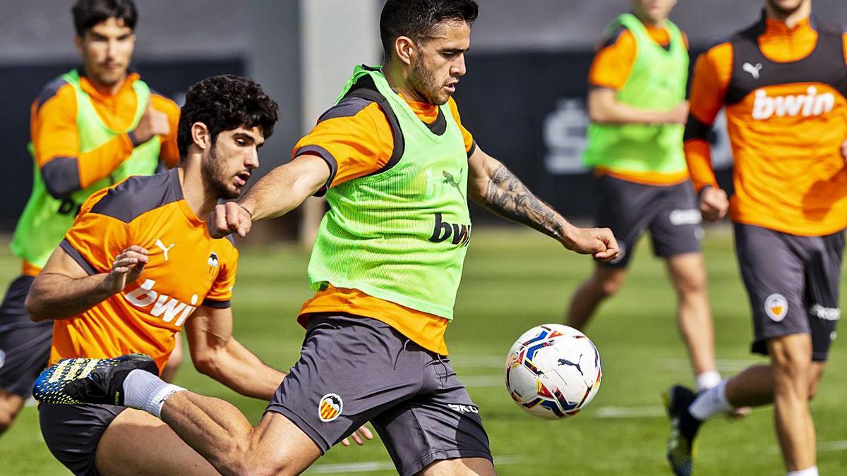 Guedes y Maxi
Gómez, en Paterna.  vcf