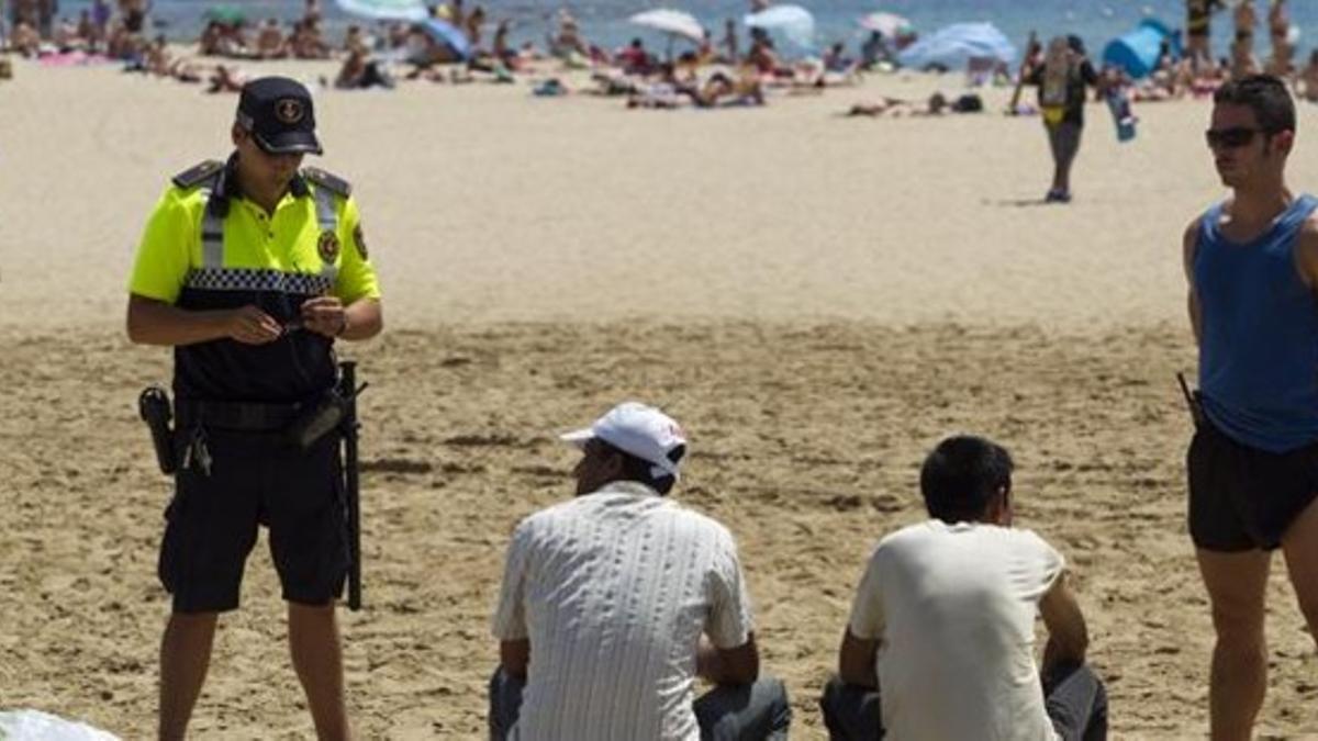 Guardia Urbana contra vendedores ilegales en las playas
