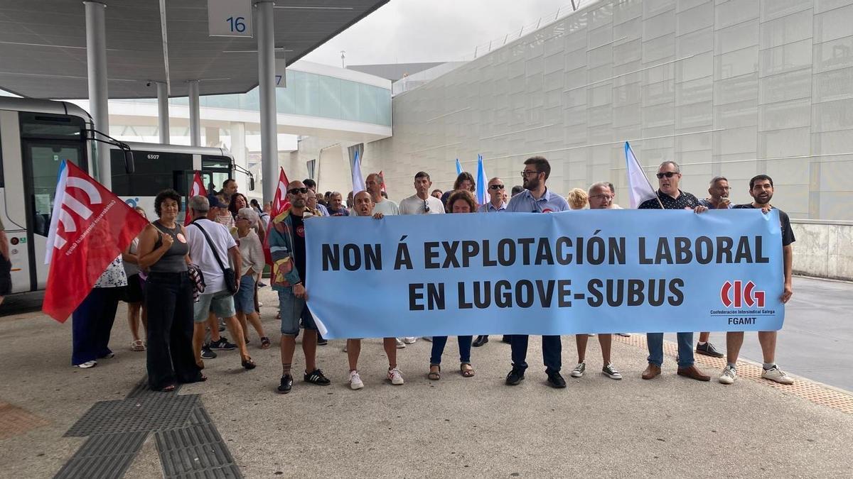 Concentración de trabajadores de Lugove, en Vigo este viernes.