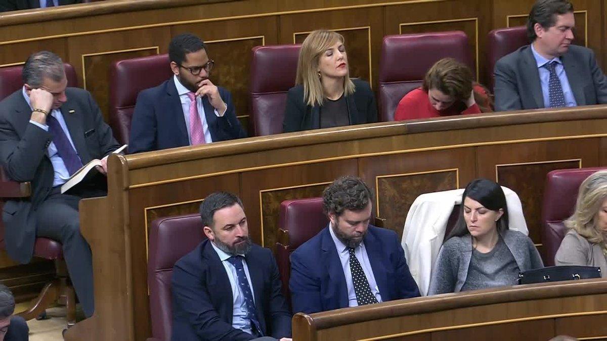 Ortega Smith leyendo un libro en su escaño en el Congreso de los Diputados