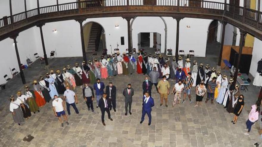 Las 30 romeras mayores que participaron en el homenaje junto a las autoridades.