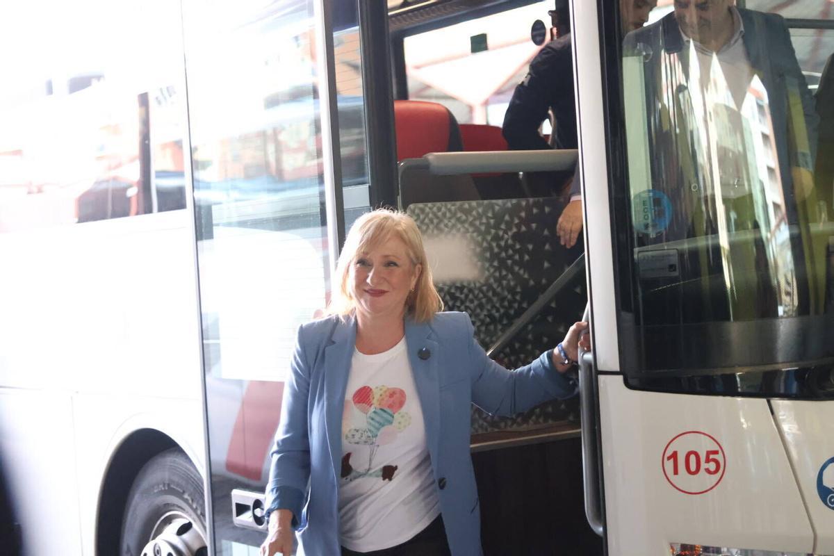 La candidata del Partido Popular de Zamora a las Cortes de Castilla y León de cara a las Elecciones Autonómicas del próximo 15 de marzo, Leticia García Sánchez, y el consejero de Movilidad y Transformación Digital de la Junta de Castilla y León, José Luis Sanz Merino, visitan la Estación de Autobuses de Zamora.