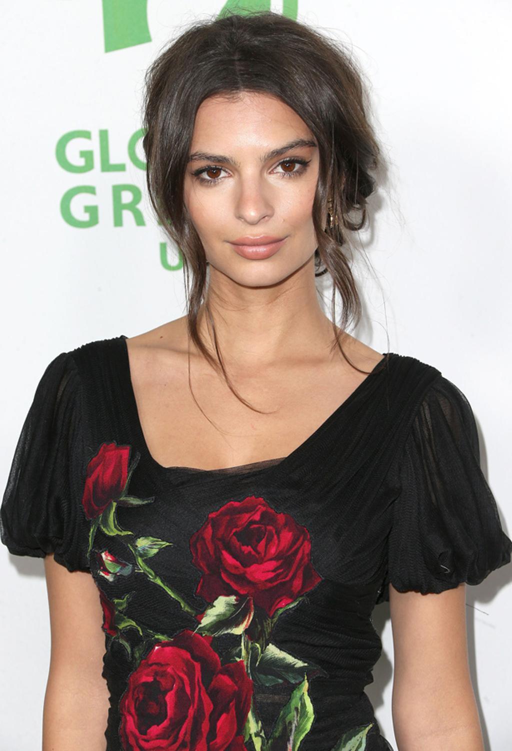 Emily Ratajkowski se desnuda