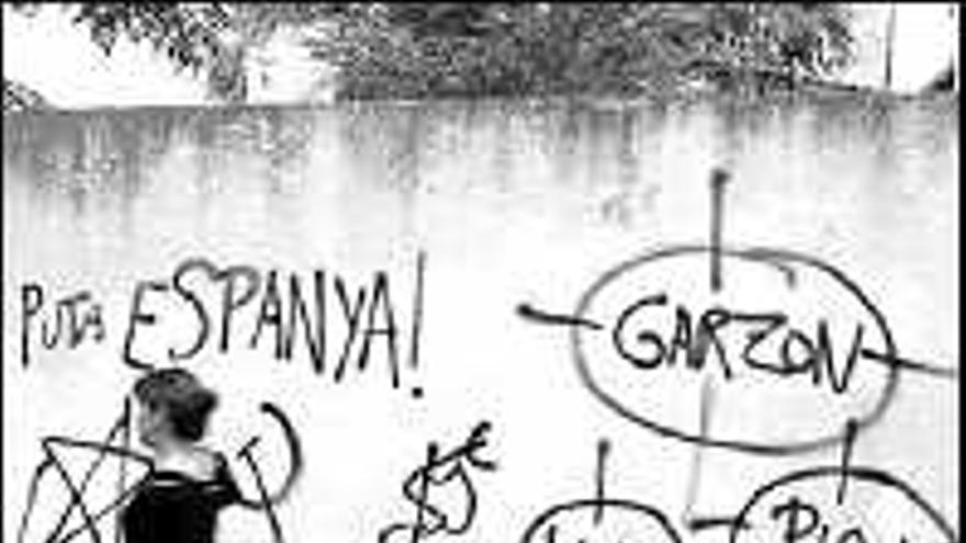 Pintadas y amenazas de muerte en las sedes del PP y PSC en Tarragona