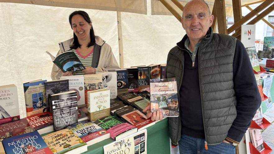 Inma Fernández y Toño Fernández, en el stand de la librería en el parque de La Reguerala.