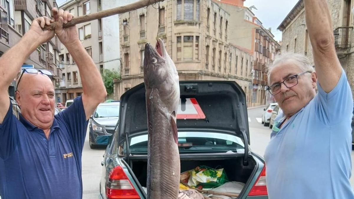 Por la izquierda, Miguel Miranda y Manolo Gancedo, con el congrio, en Villaviciosa.