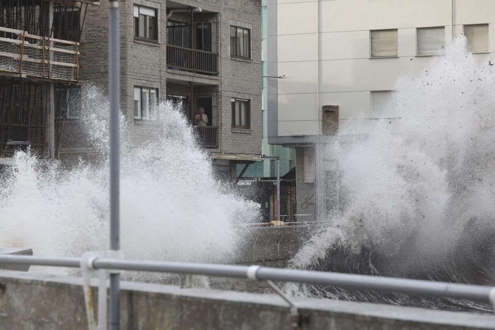 Las imágenes del temporal en Luanco.