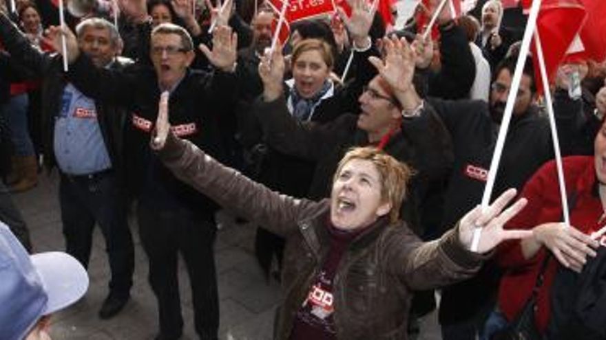 Los manifestantes corearon frases contra el Gobierno junto al cordón policial en la consejería de Economía y Hacienda.