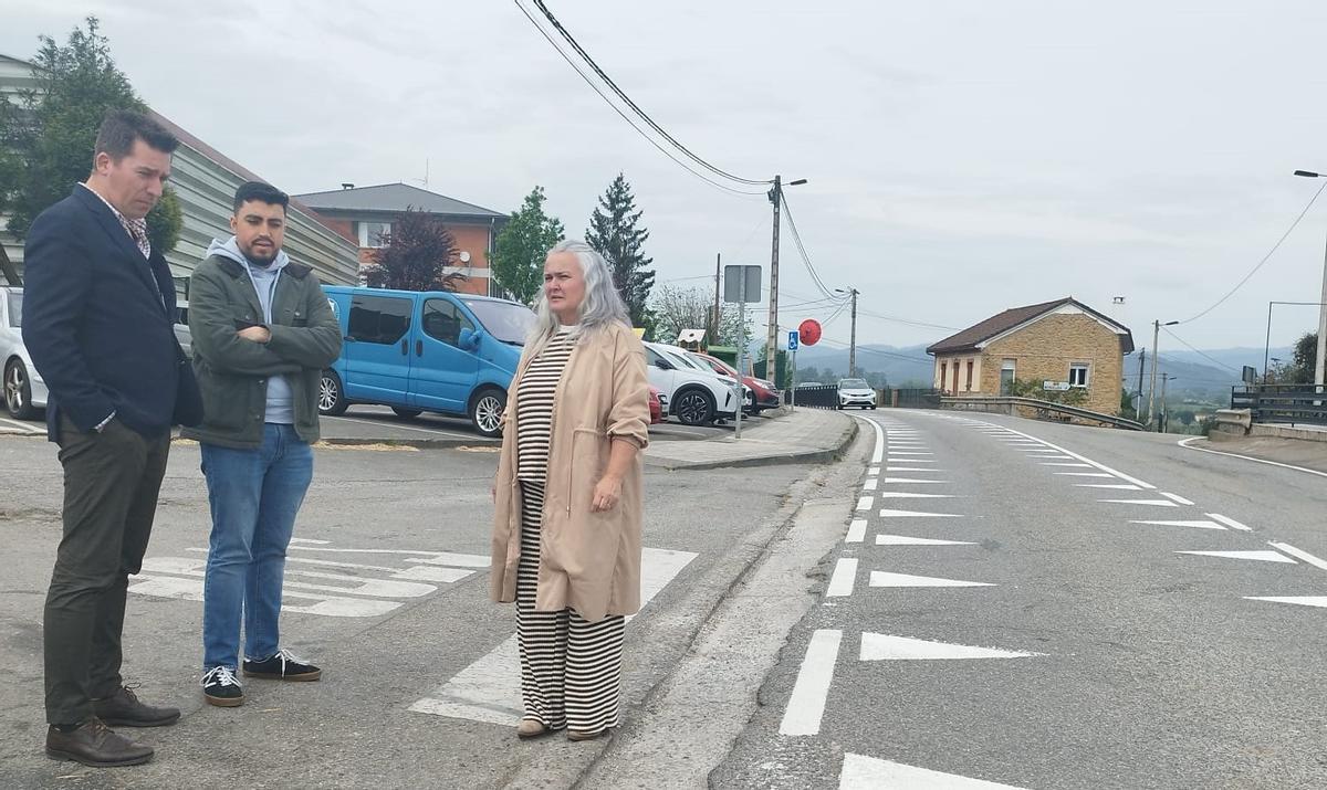 Eva María Pérez, con Nicolás Fernández y Rubén García, en la zona donde se desarrolla la actuación para el nuevo paso.