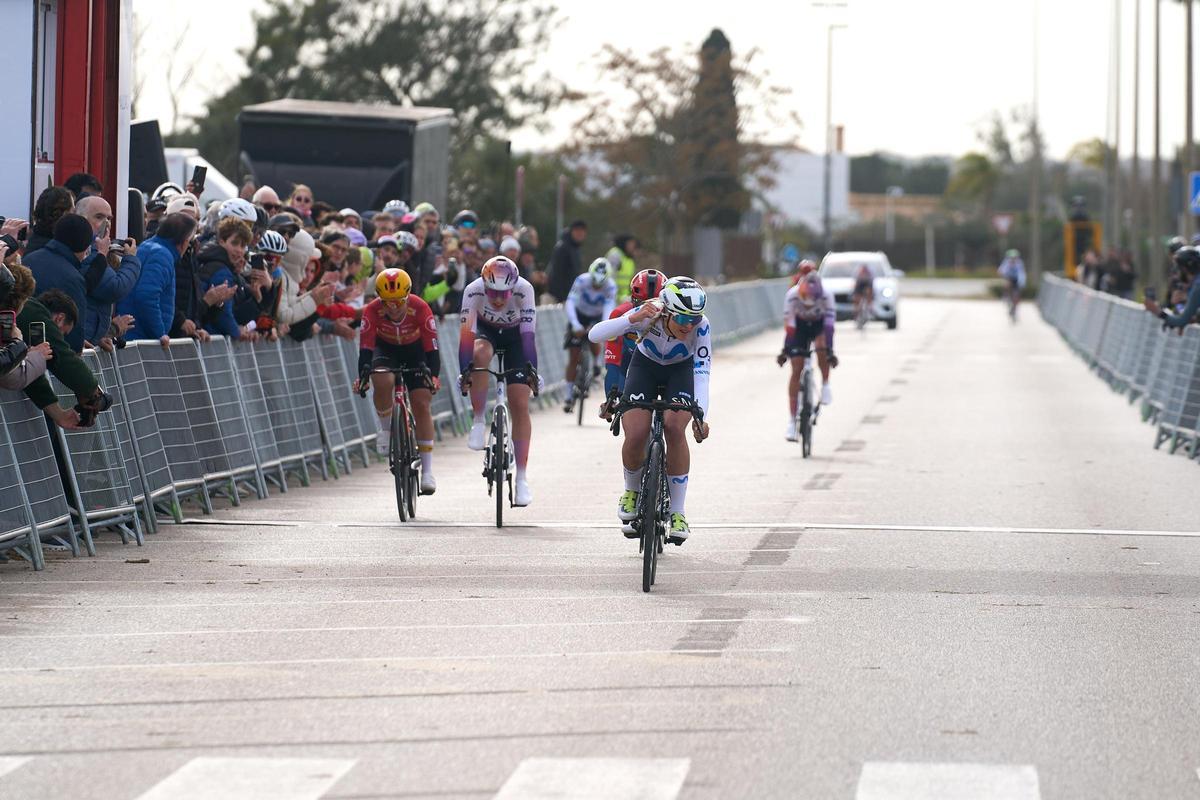 La británica Cat Ferguson celebra su triunfo en la meta de Llucmajor
