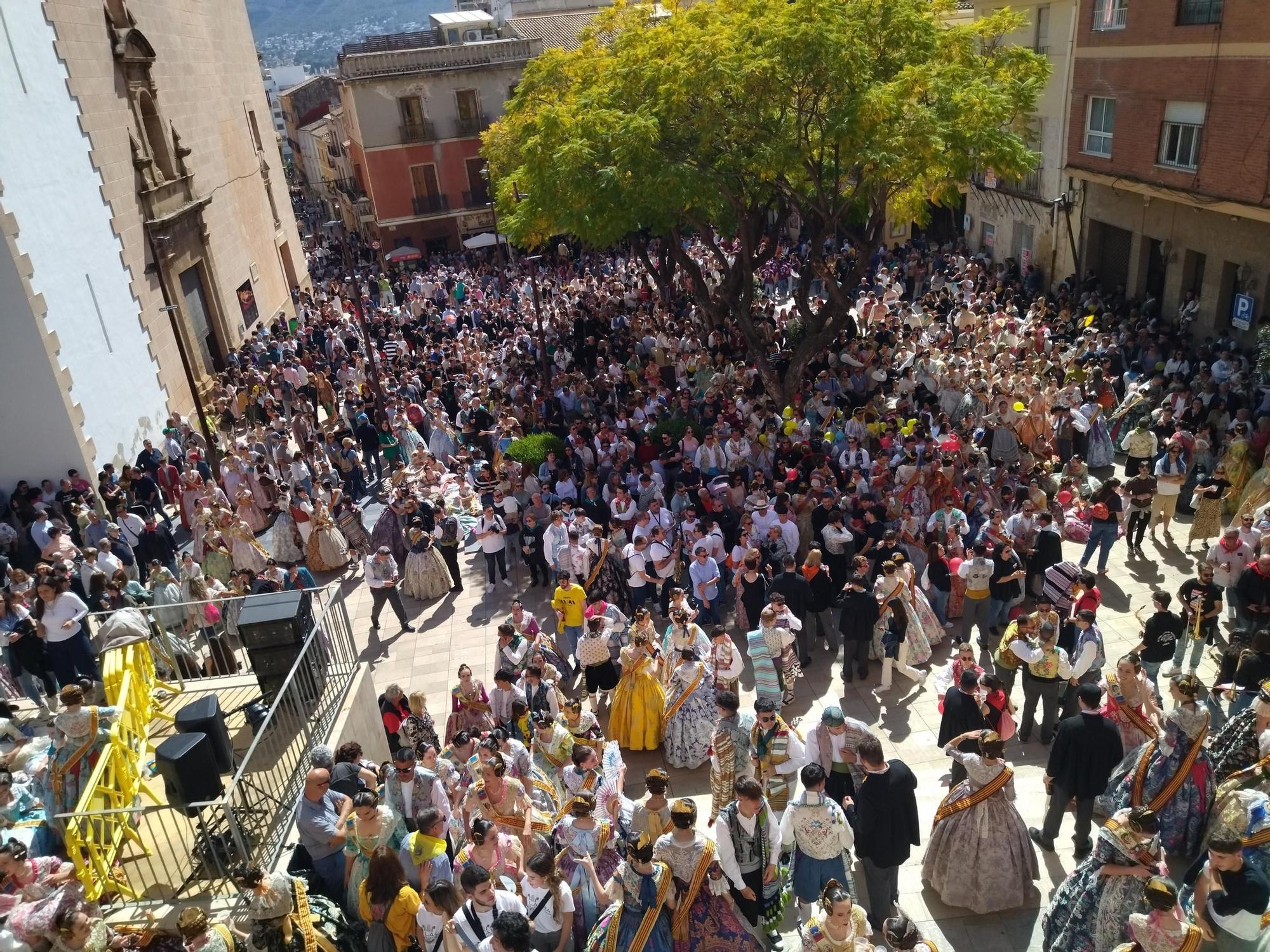 El abanico sombrilla y el lujo de la sombra en el veraniego superdomingo fallero de Dénia (imágenes)