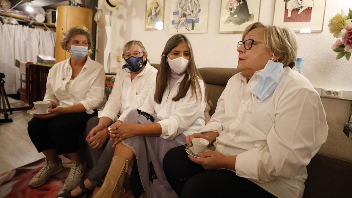 Las integrantes de "El club de la Sonrisa" en el local de Lencería Berta