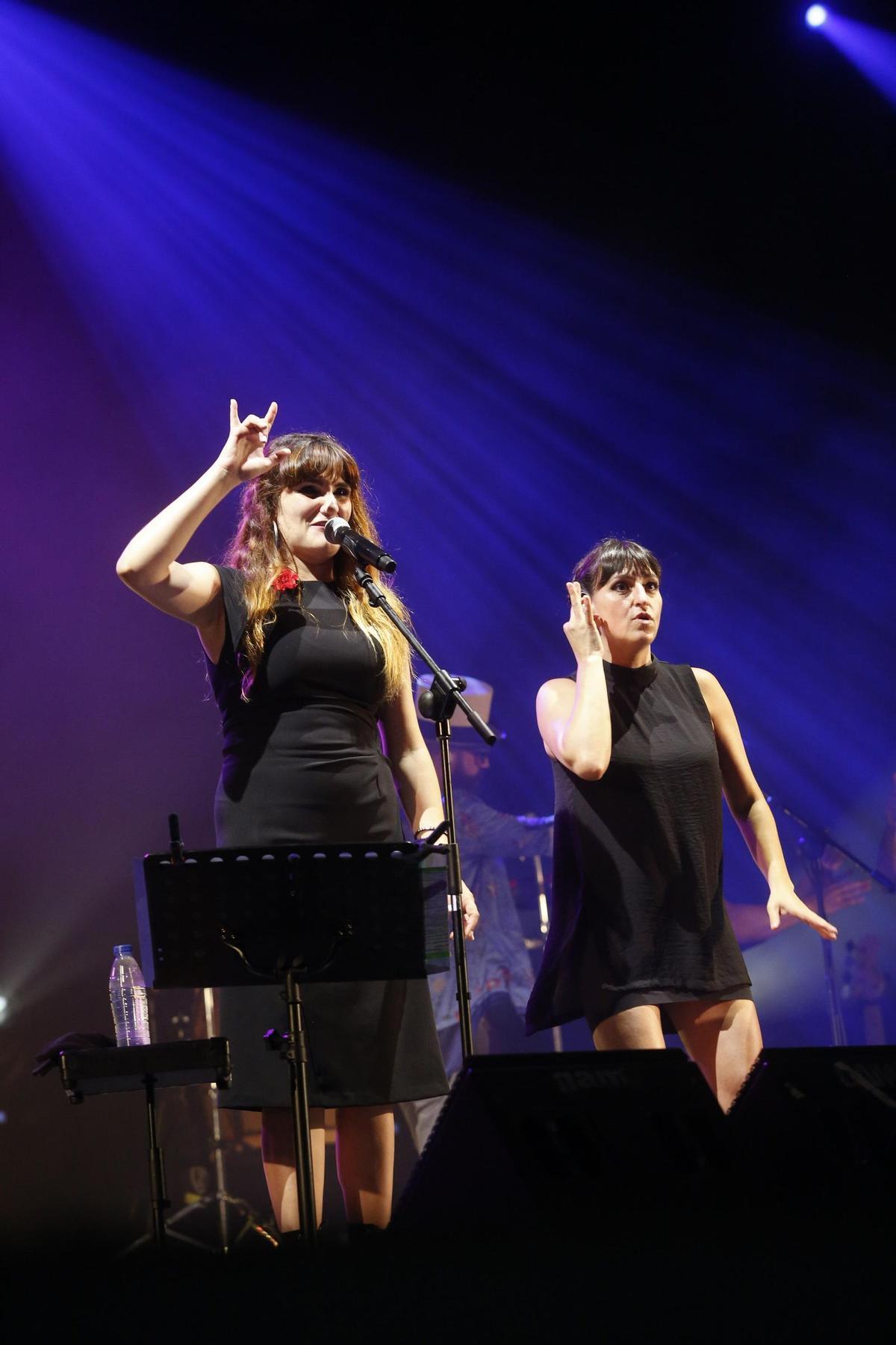 Rozalén y Beatriz Romero, durante un concierto en Asturias.