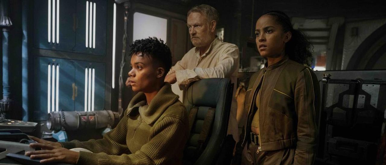 Leah Harvey (Salvor), Jared Harris (Hari) y Lou Llobell (Gaal) en la nueva temporada de &#039;Fundación&#039;.