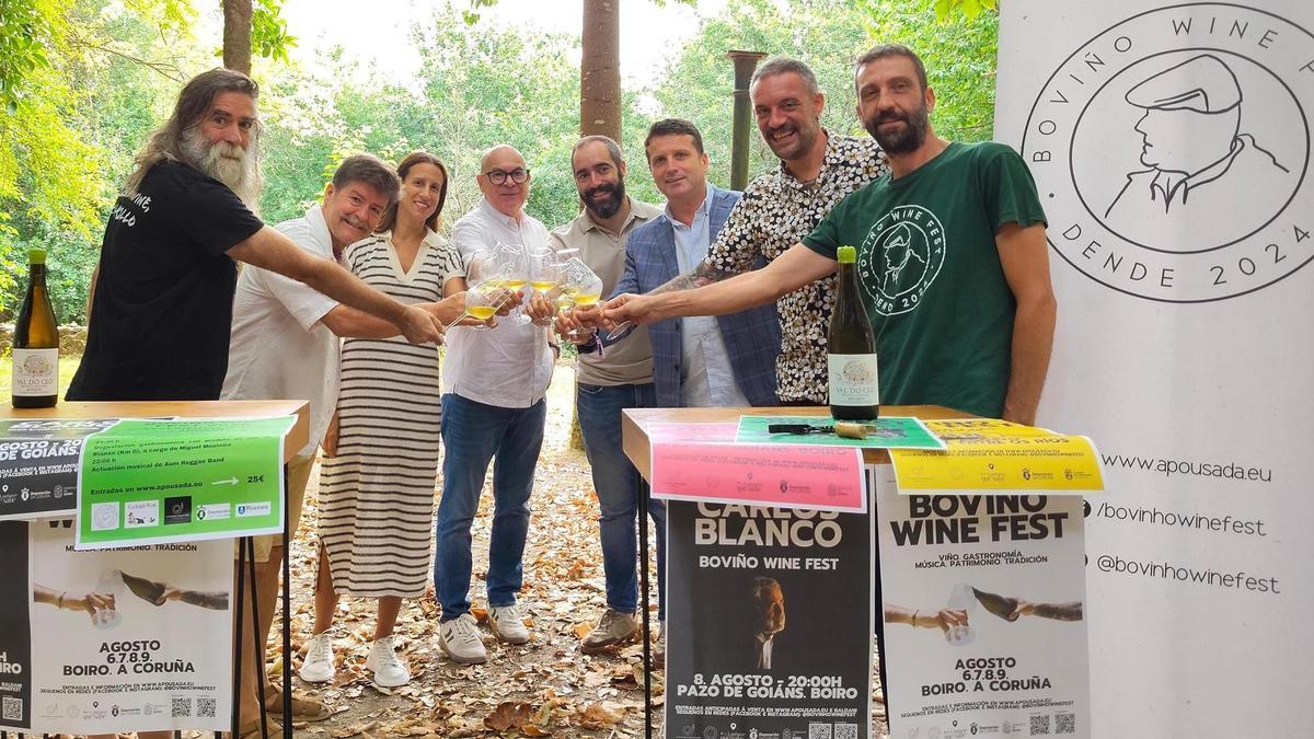 Pola esquerda, José Crusat, Suso Santamaría, Raquel Suárez, Xosé Regueira, Julián Bustelo, José Ramón Romero, Juanjo Figueroa e David Rial.