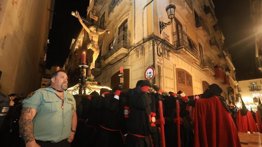 La solemnidad y el silencio del Jueves Santo envuelve Alicante