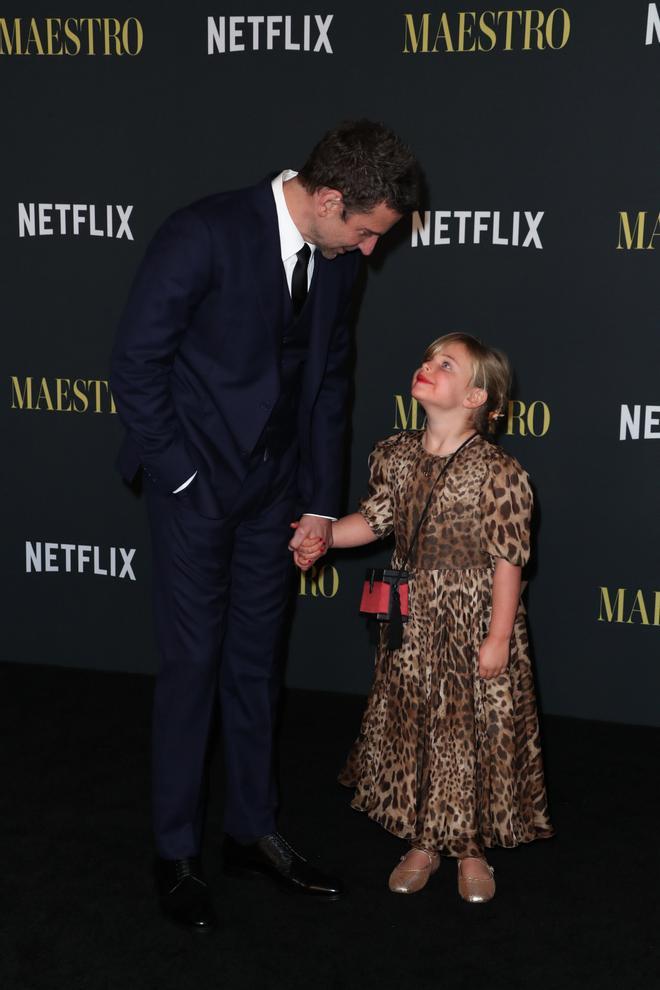 Bradley Cooper con su hija Lea en la premiere de la película 'Maestro'.