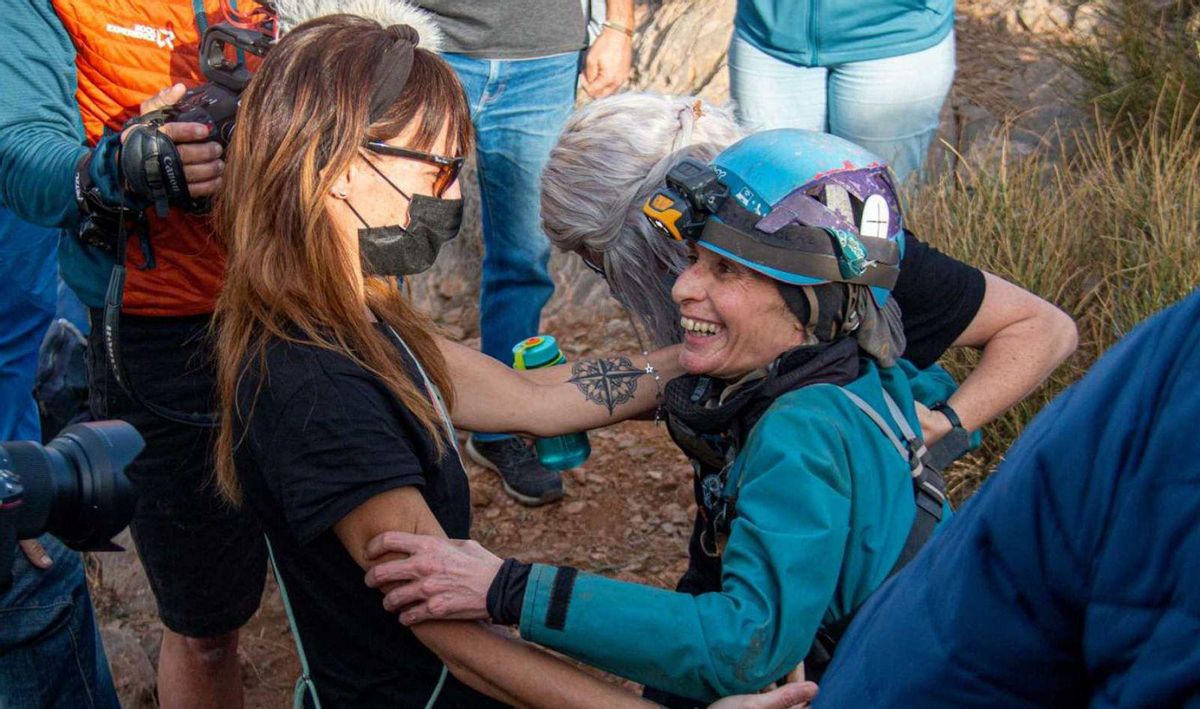 Imagen de la salida de Beatriz de la cueva el pasado mes de abril. | | E.D.