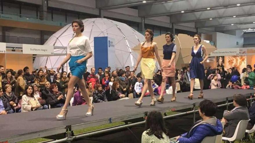 Numeroso público para presenciar el primer pase del desfile de moda ecológica en EcoGalia. // FdV