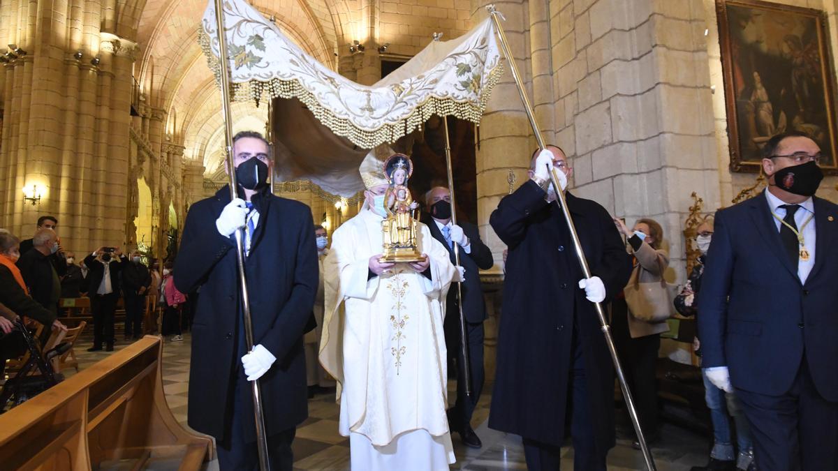 Lorca Planes, con la Virgen de la Arrixaca a su llegada a la Catedral.