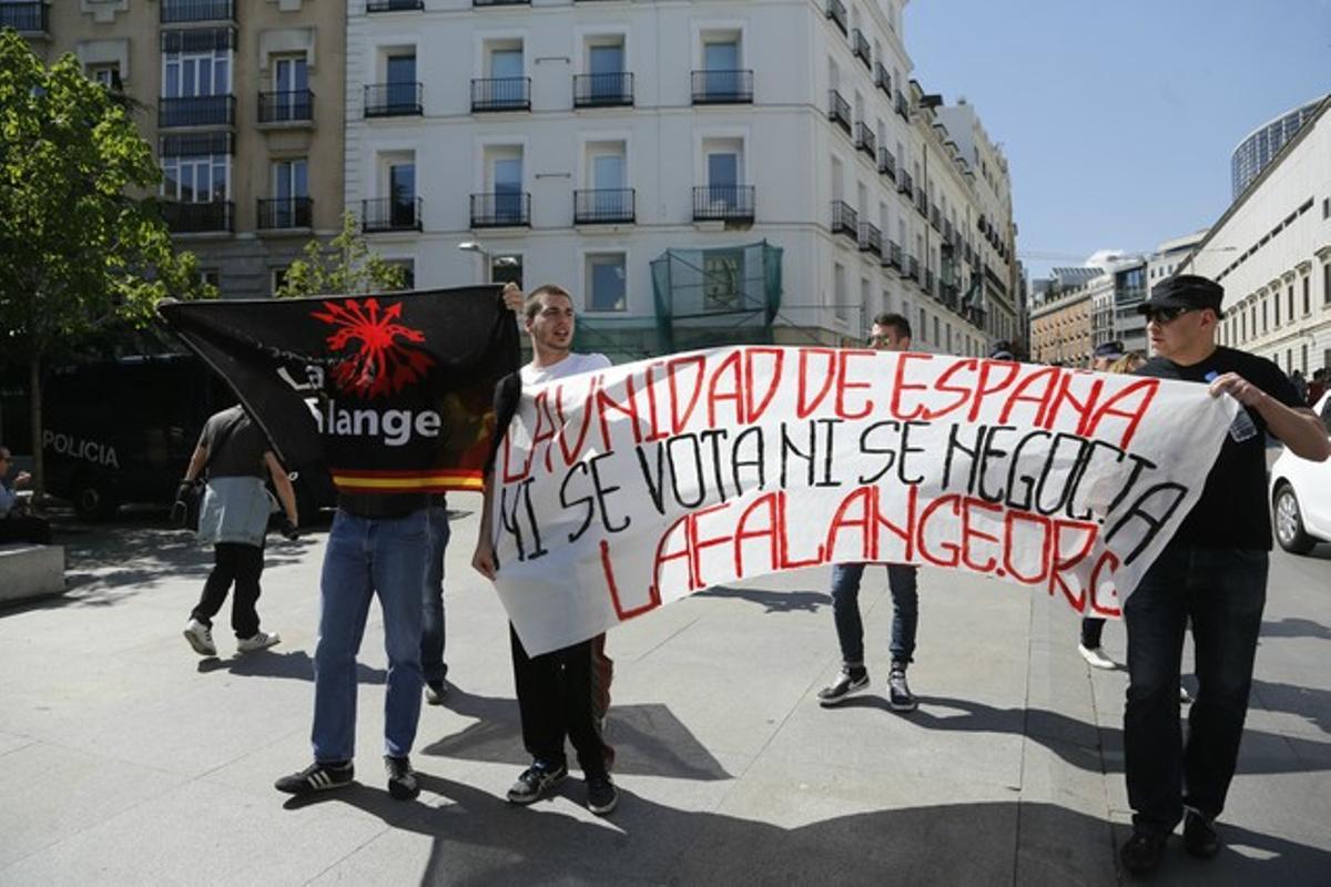 Diversos membres de la ultradreta es manifesten contra la independència de Catalunya, als voltants del Congrés.