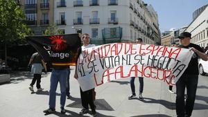 Diversos membres de la ultradreta es manifesten contra la independència de Catalunya, als voltants del Congrés.