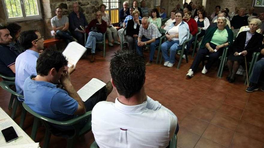 Colaboradores de Vento Continuo Galego con los afectados por el parque eólico en 2015. // Bernabé / Luismy