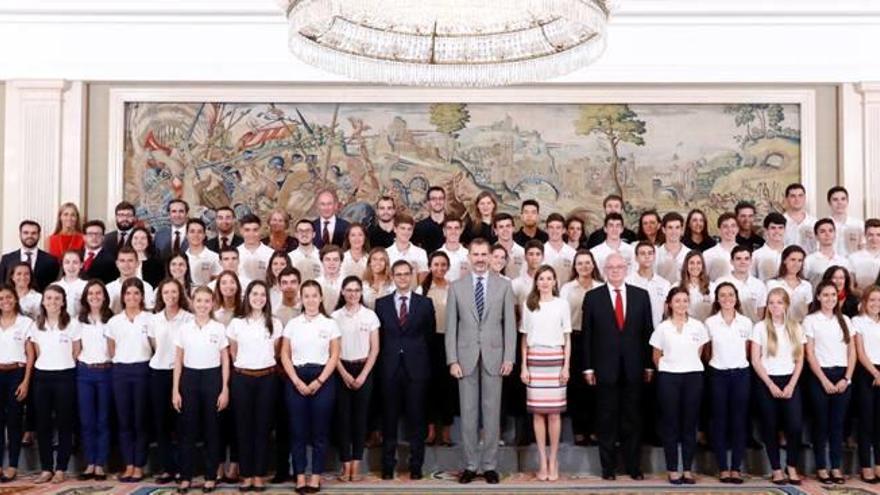 Alicantinas con becas Europa, recibidas por el Rey