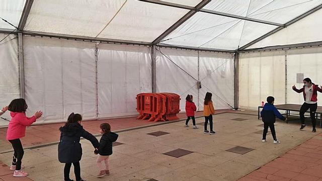 Los niños y niñas bailan siguiendo a la monitora. | C. G. R.