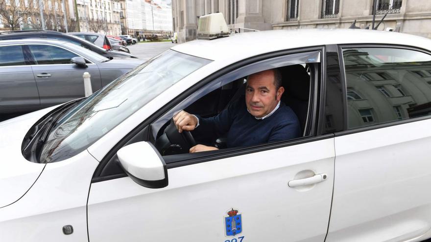 José Manuel Sánchez, al volante de su taxi en la Marina.   | // VÍCTOR ECHAVE
