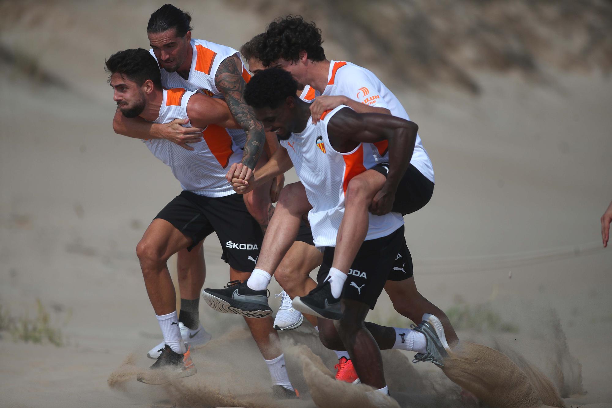 El Valencia CF se entrena en la playa