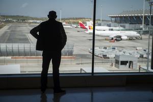 Un hombre observa aviones en el aeropuerto Adolfo Suárez Madrid-Barajas, en una imagen de archivo.
