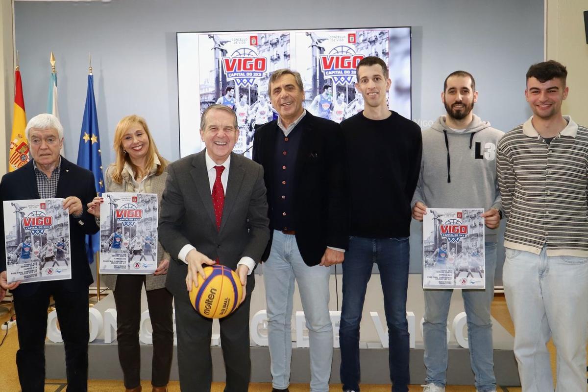 Un momento de la presentación de ayer con Caballero, Julio Bernárdez y Sergio González en el centro. | FDV