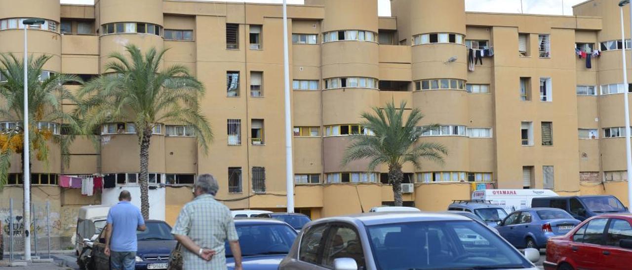 Un bloque de edificios del barrio de Los Palmerales de Elche, ayer.