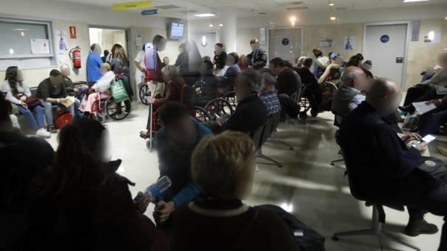 Imagen de la sala de espera de Urgencias del hospital La Fe, llena ayer por la tarde.