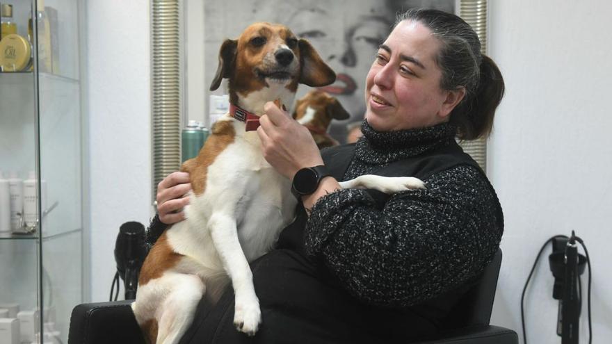 Ana posa con su perra en la peluquería ACL.   | // CARLOS PARDELLAS