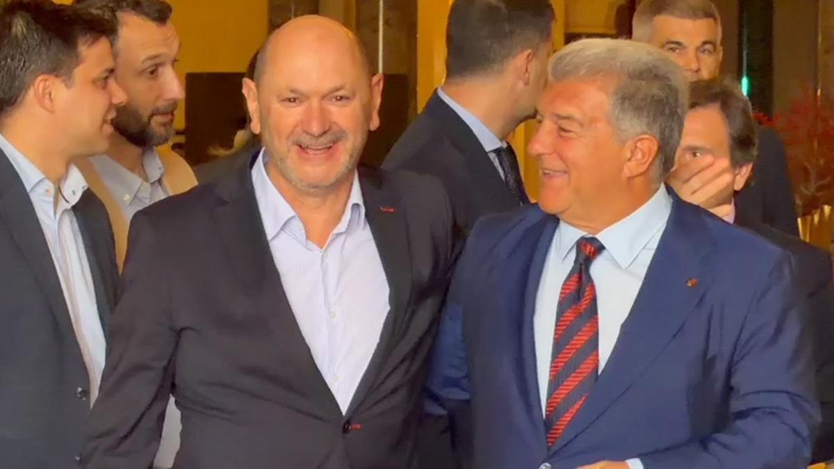 Louzán visita el hotel de concentración del Barça y sale acompañado del presidente Joan Laporta