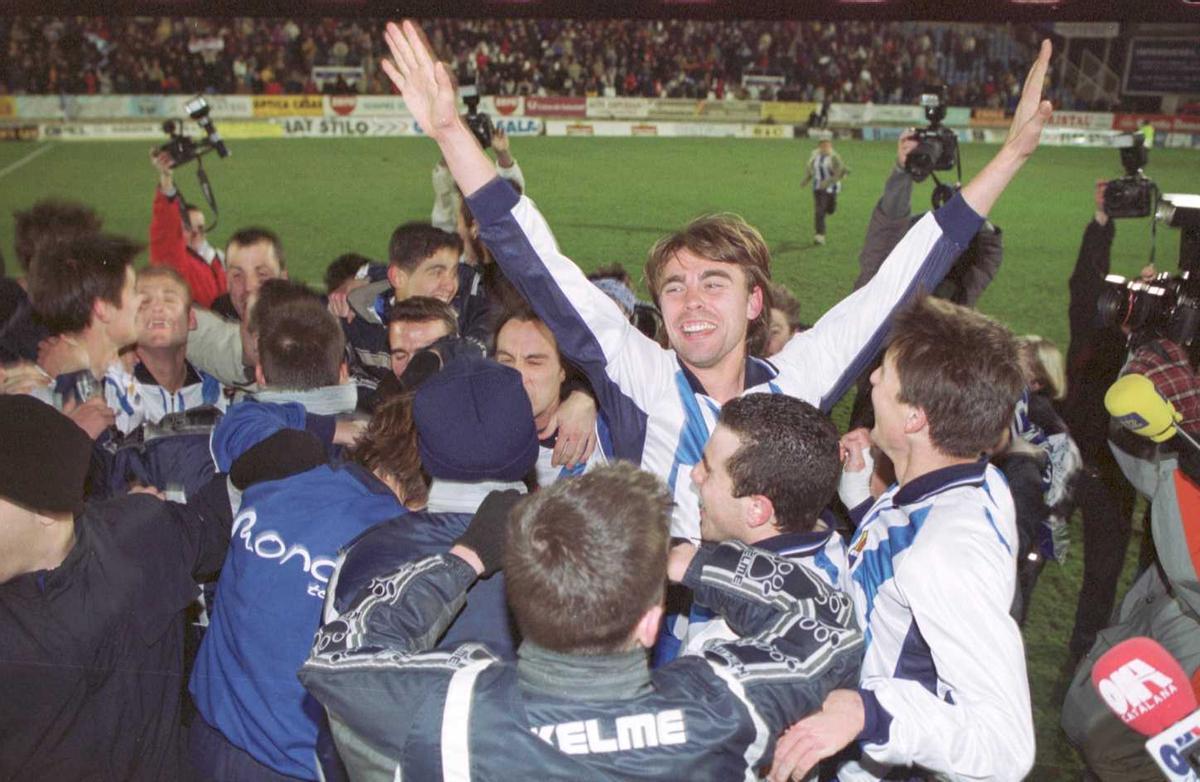Salas celebra la classificació pels quarts de final de la Copa del 2002 a Vilatenim
