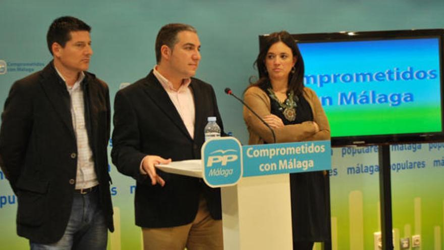 Fran Oblaré, Elías Bendodo y Margarita del Cid, ayer tras la comisión permanente del PP.